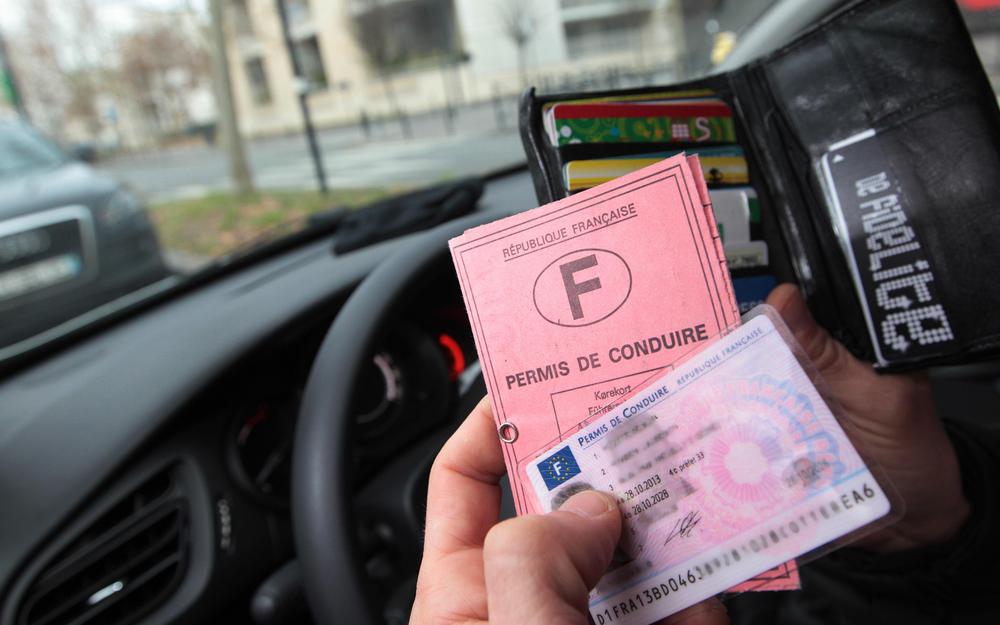 Bordeaux 30 Decembre 2013 Illustration Nouveau Permis de Conduire Depuis le 16 septembre 2013, le nouveau permis de conduire unifié, sécurisé, pratique et renouvelable, format carte de crédit est délivré, harmonisé au sein de toute lUnion européenne. - David Thierry ( Quai de Queyries ) 20131230T.DAVIDDAV_6188 COPIE